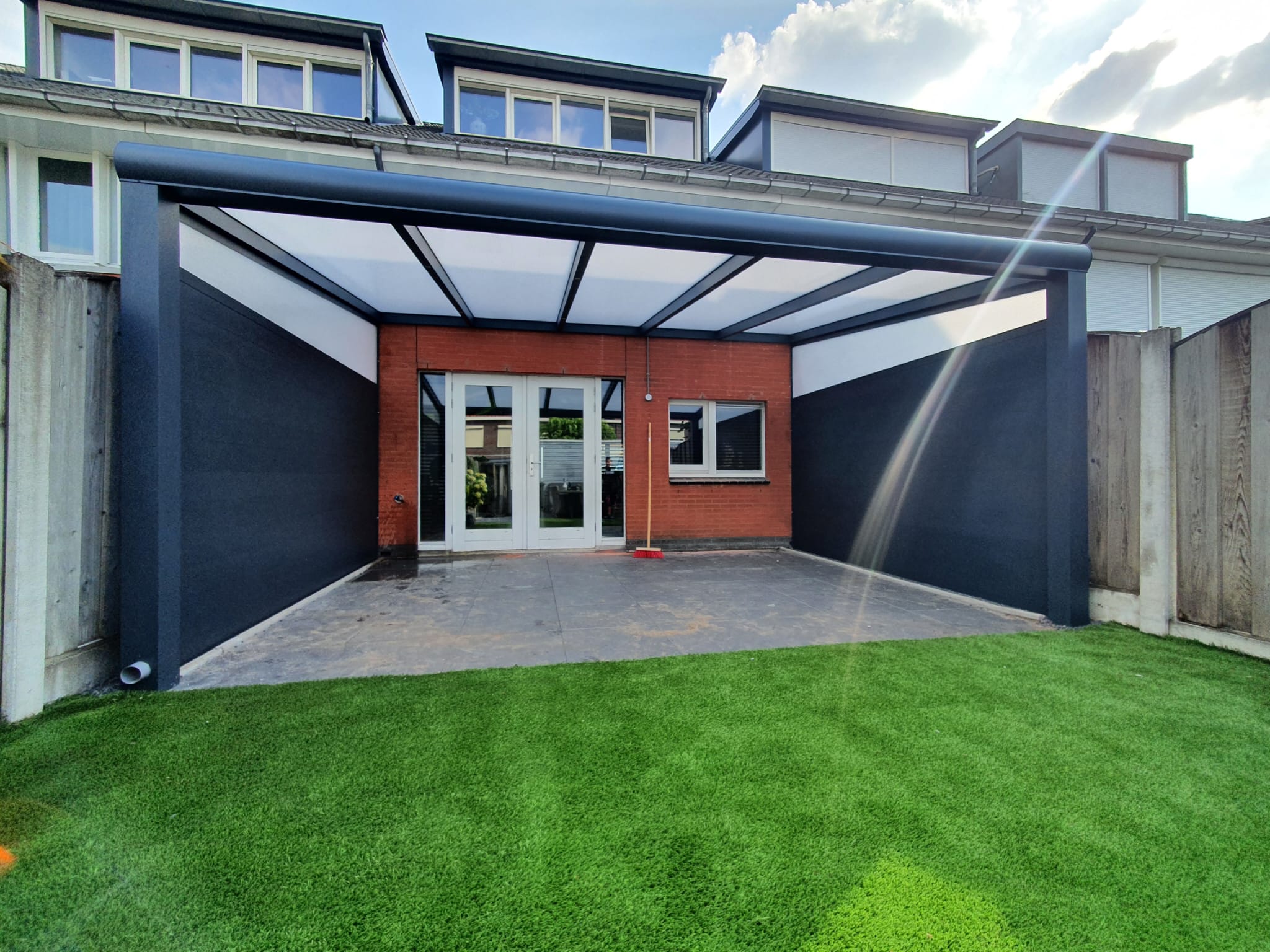 Antraciet aluminium terrasoverkapping